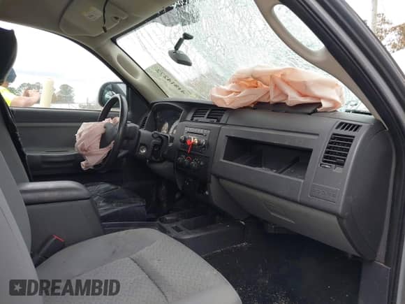 2008 Dodge Dakota z VIN 1D7HW32K08S514373, wystawiony jako IAAI lot #41814272 z przebiegiem 137 787 mil mil oraz . Historia ofert i sprzedaży dostępna na DreamBid. Obrazek 5.