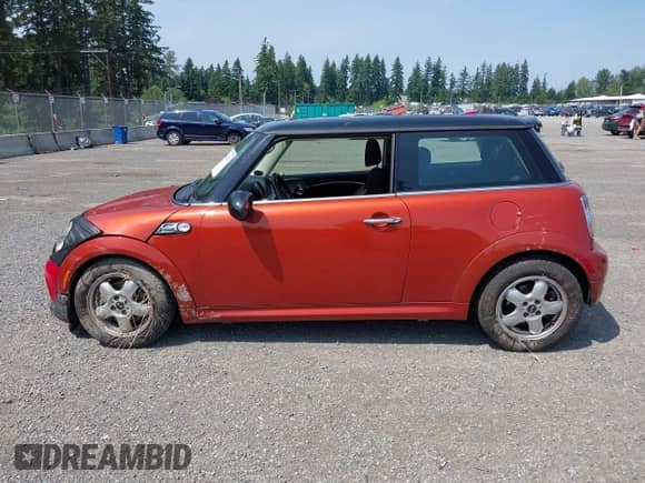 2011 MINI Hardtop with VIN WMWSU3C55BT181956, listed as a IAAI auction lot 42564011 with 106,430 mi miles and . Bid and sale history available at DreamBid. Image 14.