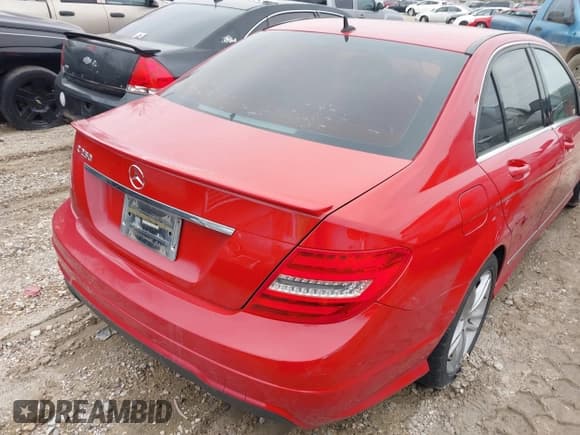 ✅ 2013 Mercedes-Benz C 250 Sport • VIN: WDDGF4HBXDR263873 • Lot: 41266862. Wystawiony na IAAI z przebiegiem 112 861 mil. Bezpłatny archiwum sprzedaży aukcyjnych z USA i szczegółowy raport historii pojazdu na DreamBid. Zdjęcie 4.