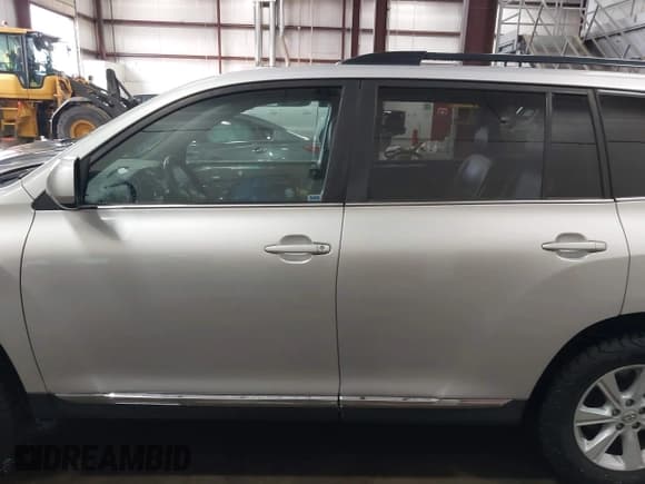 ✅ 2013 Toyota Highlander SE • VIN: 5TDZK3EH5DS132465 • Лот: 43560609. Опубликован ранее на IAAI с пробегом Не указан. Бесплатный доступ к архиву аукционных продаж из США и подробный отчёт об истории автомобиля на DreamBid. Изображение 15.