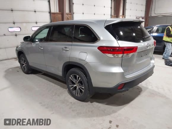 ✅ 2019 Toyota Highlander LE • VIN: 5TDBZRFH0KS992611 • Lot: 43812508. Wystawiony na IAAI z przebiegiem 67 640 mil. Bezpłatny archiwum sprzedaży aukcyjnych z USA i szczegółowy raport historii pojazdu na DreamBid. Zdjęcie 3.