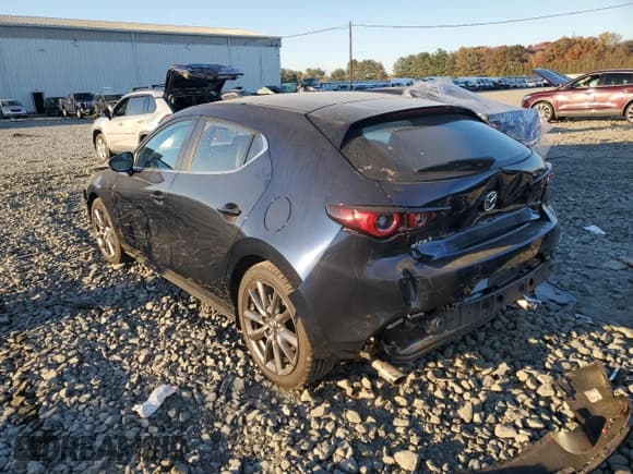 ✅ 2025 Mazda 3 S Preferred • VIN: JM1BPALM9S1778075 • Лот: 90065305. Опубликован ранее на Copart с пробегом 6 588 миль. Бесплатный доступ к архиву аукционных продаж из США и подробный отчёт об истории автомобиля на DreamBid. Изображение 2.