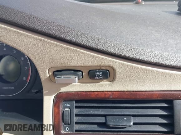 ✅ 2009 Volvo V70 • VIN: YV1BW982391100788 • Lot: 41717478. Listed on IAAI with 101,668 mi. Free auction sales archive from the USA and detailed vehicle history report at DreamBid. Image 11.