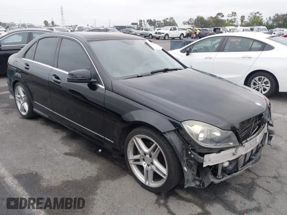 ✅ 2013 Mercedes-Benz C 250 Sport • VIN: WDDGF4HB2DA858036 • Lot: 43010651. Wystawiony na IAAI z przebiegiem 150 027 mil. Bezpłatny archiwum sprzedaży aukcyjnych z USA i szczegółowy raport historii pojazdu na DreamBid. Zdjęcie 1.