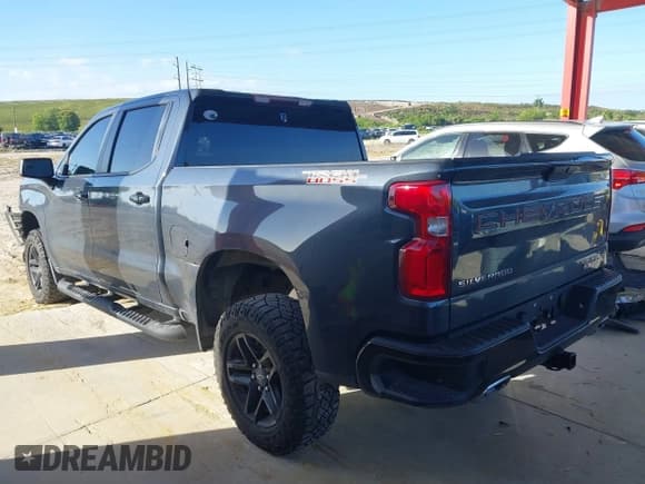 ✅ 2022 Chevrolet Silverado 1500 LT Trail Boss • VIN: 1GCPYFED9NZ181057 • Lot: 43574184. Wystawiony na IAAI z przebiegiem 25 856 mil. Bezpłatny archiwum sprzedaży aukcyjnych z USA i szczegółowy raport historii pojazdu na DreamBid. Zdjęcie 3.