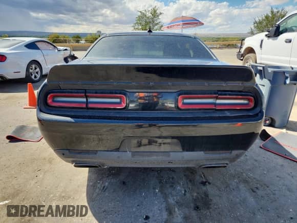 2017 Dodge Challenger 392 Hemi Scat Pack Shaker z VIN 2C3CDZFJ5HH601311, wystawiony jako Copart lot #82135595 z przebiegiem 60 553 mil mil oraz Szkoda całkowita • Salvage title. Historia ofert i sprzedaży dostępna na DreamBid. Obrazek 6.