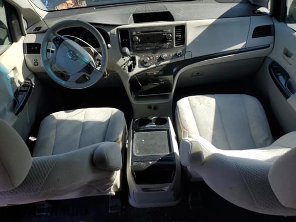 ✅ 2011 Toyota Sienna LE • VIN: 5TDKK3DC3BS089362 • Lot: 82618395. Wystawiony na Copart z przebiegiem 136 094 mil. Bezpłatny archiwum sprzedaży aukcyjnych z USA i szczegółowy raport historii pojazdu na DreamBid. Zdjęcie 8.