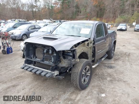 ✅ 2017 Toyota Tacoma SR5 • VIN: 5TFSZ5AN6HX055223 • Лот: 43671159. Опубликован ранее на IAAI с пробегом 210 062 миль. Бесплатный доступ к архиву аукционных продаж из США и подробный отчёт об истории автомобиля на DreamBid. Изображение 2.