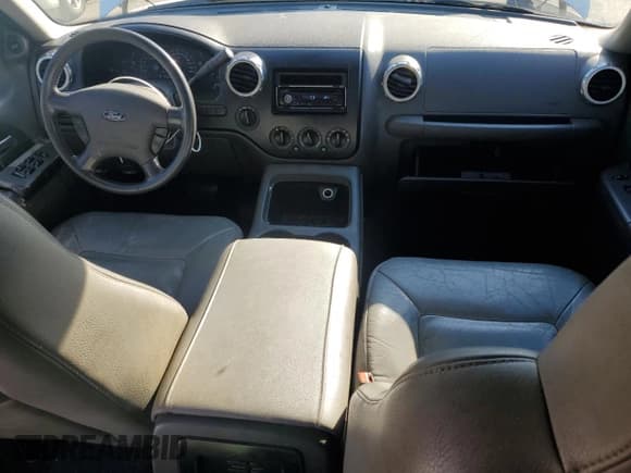 ✅ 2003 Ford Expedition Special Service • VIN: 1FMPU16LX3LC16365 • Lot: 81160875. Wystawiony na Copart z przebiegiem 246 408 mil. Bezpłatny archiwum sprzedaży aukcyjnych z USA i szczegółowy raport historii pojazdu na DreamBid. Zdjęcie 8.