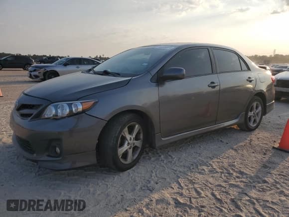 ✅ 2013 Toyota Corolla L • VIN: 5YFBU4EEXDP170595 • Лот: 66574674. Опубликован ранее на Copart с пробегом 117 260 миль. Бесплатный доступ к архиву аукционных продаж из США и подробный отчёт об истории автомобиля на DreamBid. Изображение 1.