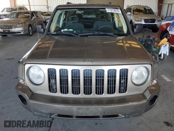 ✅ 2008 Jeep Patriot Sport • VIN: 1J8FT280X8D560431 • Lot: 71312815. Wystawiony na Copart z przebiegiem 180 354 mil. Bezpłatny archiwum sprzedaży aukcyjnych z USA i szczegółowy raport historii pojazdu na DreamBid. Zdjęcie 5.
