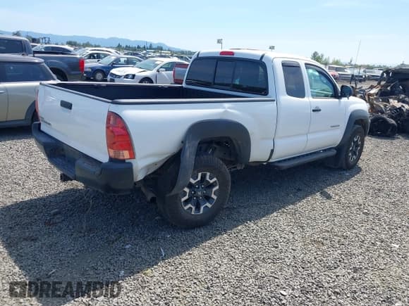 ✅ 2015 Toyota Tacoma • VIN: 5TFUX4EN8FX035829 • Lot: 42433731. Listed on IAAI with 116,369 mi. Free auction sales archive from the USA and detailed vehicle history report at DreamBid. Image 4.