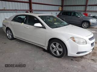 2011 Chevrolet Malibu 1LT z VIN 1G1ZC5E12BF293972, wystawiony jako IAAI lot #43225307 z przebiegiem 136 861 mil mil oraz . Historia ofert i sprzedaży dostępna na DreamBid. Obrazek 1.