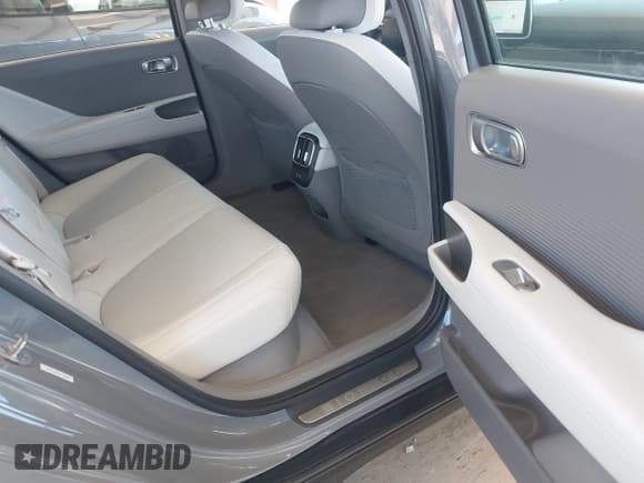 ✅ 2025 Hyundai Ioniq 6 Limited • VIN: KMHM54AC7SA105209 • Lot: 42967035. Listed on IAAI with 214 mi. Free auction sales archive from the USA and detailed vehicle history report at DreamBid. Image 8.