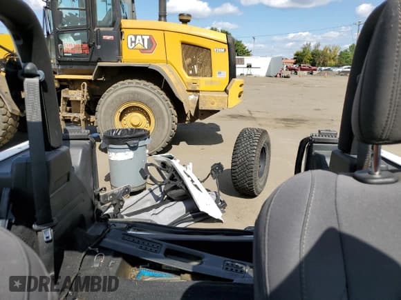 ✅ 2018 Jeep Wrangler Sport • VIN: 1C4GJXAG0JW152732 • Lot: 81301625. Wystawiony na Copart z przebiegiem 72 730 mil. Bezpłatny archiwum sprzedaży aukcyjnych z USA i szczegółowy raport historii pojazdu na DreamBid. Zdjęcie 10.