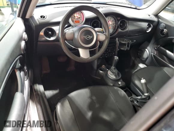 ✅ 2006 MINI Hardtop • VIN: WMWRC33506TJ77806 • Lot: 60921115. Listed on Copart with 86,927 mi. Free auction sales archive from the USA and detailed vehicle history report at DreamBid. Image 8.