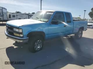 1995 Chevrolet Silverado 1500 z VIN 1GCEK19K8SE267810, wystawiony jako Copart lot #57310745 z przebiegiem 241 174 mil mil oraz Szkoda całkowita • Salvage title. Historia ofert i sprzedaży dostępna na DreamBid. Obrazek 1.