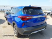 ✅ 2023 Kia Seltos LX • VIN: KNDEPCAA4P7370671 • Lot: 43146744. Wystawiony na IAAI z przebiegiem 44 220 mil. Bezpłatny archiwum sprzedaży aukcyjnych z USA i szczegółowy raport historii pojazdu na DreamBid. Zdjęcie 3.