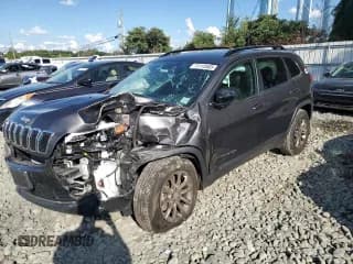 ✅ 2022 Jeep Cherokee Latitude Lux • VIN: 1C4PJMMX0ND501366 • Lot: 71113585. Wystawiony na Copart z przebiegiem Nie podano. Bezpłatny archiwum sprzedaży aukcyjnych z USA i szczegółowy raport historii pojazdu na DreamBid. Zdjęcie 1.