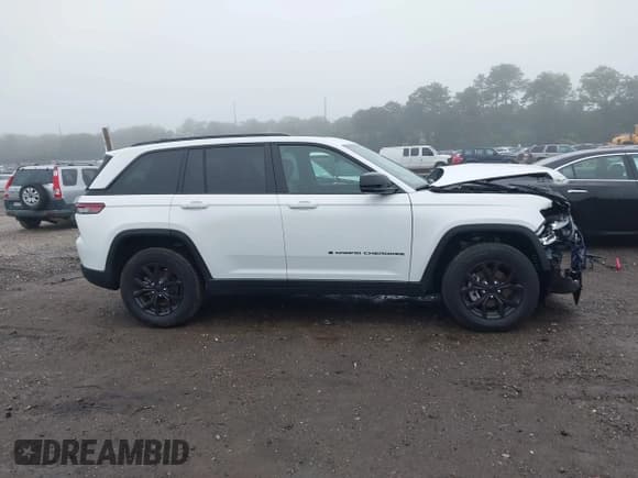 ✅ 2025 Jeep Grand Cherokee Altitude X • VIN: 1C4RJHAG1SC270046 • Лот: 42517002. Опубликован ранее на IAAI с пробегом 8 415 миль. Бесплатный доступ к архиву аукционных продаж из США и подробный отчёт об истории автомобиля на DreamBid. Изображение 13.