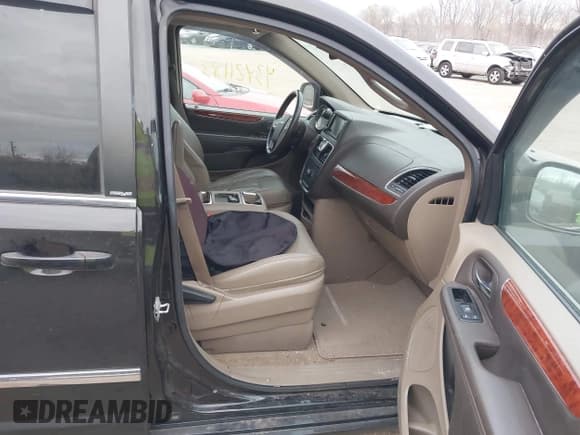 ✅ 2014 Chrysler Town & Country Touring • VIN: 2C4RC1BG2ER219229 • Lot: 43721183. Listed on IAAI with 173,958 mi. Free auction sales archive from the USA and detailed vehicle history report at DreamBid. Image 5.