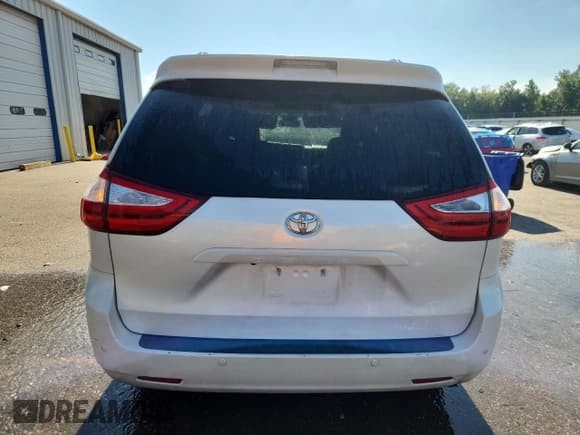 ✅ 2017 Toyota Sienna XLE Premium • VIN: 5TDYZ3DC6HS807002 • Лот: 64998935. Опубликован ранее на Copart с пробегом 178 604 миль. Бесплатный доступ к архиву аукционных продаж из США и подробный отчёт об истории автомобиля на DreamBid. Изображение 6.