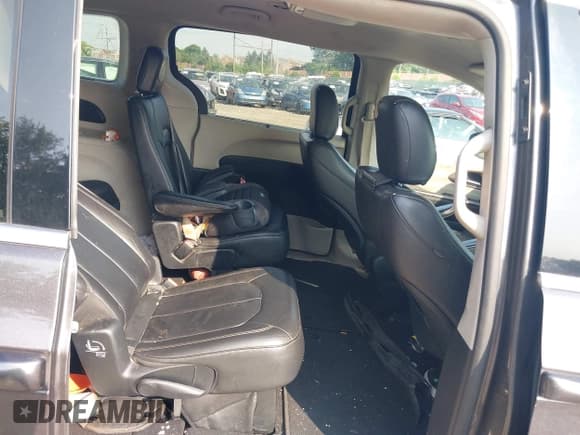 ✅ 2017 Chrysler Pacifica Touring L • VIN: 2C4RC1BGXHR734516 • Lot: 42611052. Listed on IAAI with 149,207 mi. Free auction sales archive from the USA and detailed vehicle history report at DreamBid. Image 8.