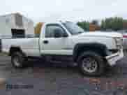 2007 Chevrolet Silverado 2500HD z VIN 1GBHK24U47E167887, wystawiony jako IAAI lot #43563092 z przebiegiem 133 727 mil mil oraz . Historia ofert i sprzedaży dostępna na DreamBid. Obrazek 13.