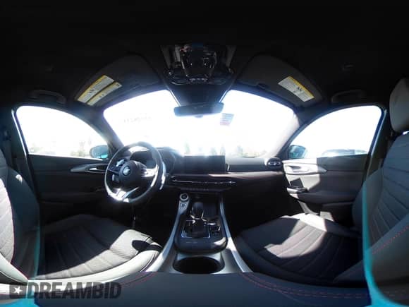 2024 Dodge Hornet R/T z VIN ZACPDFCW0R3A30832, wystawiony jako IAAI lot #42028233 z przebiegiem 17 616 mil mil oraz . Historia ofert i sprzedaży dostępna na DreamBid. Obrazek 18.