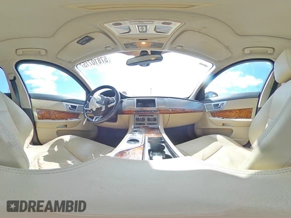 ✅ 2015 Jaguar XF T Premium • VIN: SAJWA0FS8FPU57799 • Lot: 57810715. Wystawiony na Copart z przebiegiem 93 380 mil. Bezpłatny archiwum sprzedaży aukcyjnych z USA i szczegółowy raport historii pojazdu na DreamBid. Zdjęcie 14.