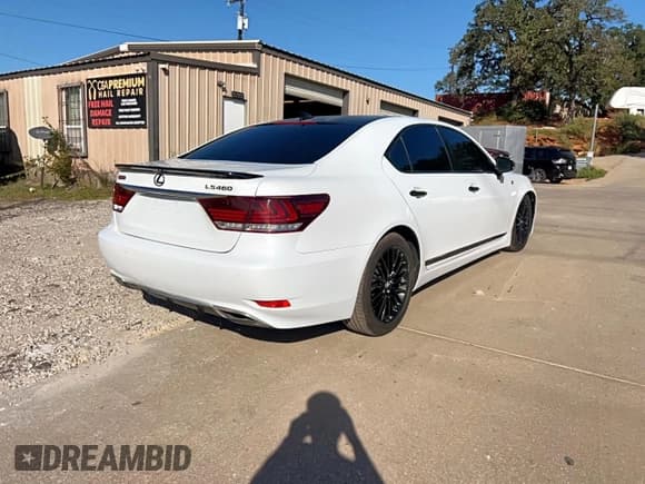 ✅ 2015 Lexus LS 460 • VIN: JTHCL5EF5F5023802 • Лот: 86605275. Опубликован ранее на Copart с пробегом 110 064 миль. Бесплатный доступ к архиву аукционных продаж из США и подробный отчёт об истории автомобиля на DreamBid. Изображение 4.