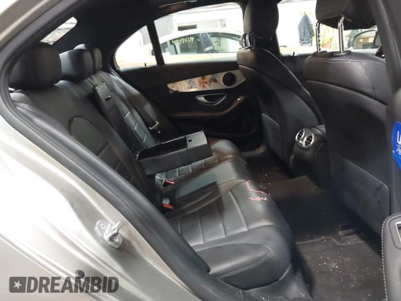 ✅ 2019 Mercedes-Benz C 300 • VIN: 55SWF8EB6KU321044 • Lot: 41797210. Wystawiony na IAAI z przebiegiem 61 721 mil. Bezpłatny archiwum sprzedaży aukcyjnych z USA i szczegółowy raport historii pojazdu na DreamBid. Zdjęcie 8.