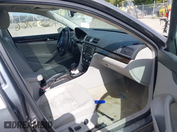 ✅ 2015 Volkswagen Passat SEL Premium • VIN: 1VWCV7A3XFC095462 • Лот: 43355766. Опубликован ранее на IAAI с пробегом 111 515 миль. Бесплатный доступ к архиву аукционных продаж из США и подробный отчёт об истории автомобиля на DreamBid. Изображение 5.