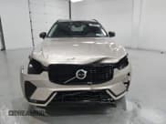 ✅ 2025 Volvo XC60 Plus • VIN: YV4M12RC6S1092944 • Lot: 85170435. Wystawiony na Copart z przebiegiem 16 490 mil. Bezpłatny archiwum sprzedaży aukcyjnych z USA i szczegółowy raport historii pojazdu na DreamBid. Zdjęcie 5.