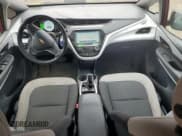 ✅ 2017 Chevrolet Bolt EV LT • VIN: 1G1FW6S03H4187322 • Lot: 59907794. Wystawiony na Copart z przebiegiem 64 979 mil. Bezpłatny archiwum sprzedaży aukcyjnych z USA i szczegółowy raport historii pojazdu na DreamBid. Zdjęcie 8.