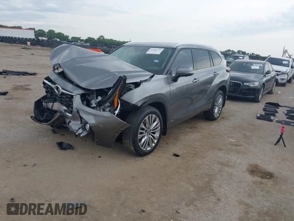 ✅ 2025 Toyota Highlander Hybrid Platinum • VIN: 5TDEBRCH5SS666048 • Lot: 42466747. Listed on IAAI with 619 mi. Free auction sales archive from the USA and detailed vehicle history report at DreamBid. Image 17.