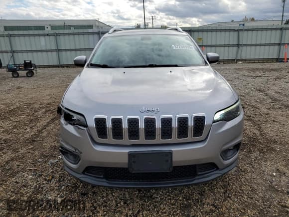 ✅ 2019 Jeep Cherokee Latitude • VIN: 1C4PJMCX0KD388614 • Lot: 87236935. Wystawiony na Copart z przebiegiem 101 745 mil. Bezpłatny archiwum sprzedaży aukcyjnych z USA i szczegółowy raport historii pojazdu na DreamBid. Zdjęcie 5.