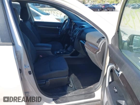 ✅ 2011 Kia Sorento LX • VIN: 5XYKT4A15BG091035 • Лот: 43397930. Опубликован ранее на IAAI с пробегом 300 000 миль. Бесплатный доступ к архиву аукционных продаж из США и подробный отчёт об истории автомобиля на DreamBid. Изображение 5.