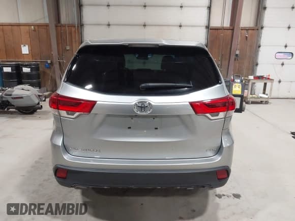 ✅ 2019 Toyota Highlander LE • VIN: 5TDBZRFH0KS992611 • Lot: 43812508. Wystawiony na IAAI z przebiegiem 67 640 mil. Bezpłatny archiwum sprzedaży aukcyjnych z USA i szczegółowy raport historii pojazdu na DreamBid. Zdjęcie 16.