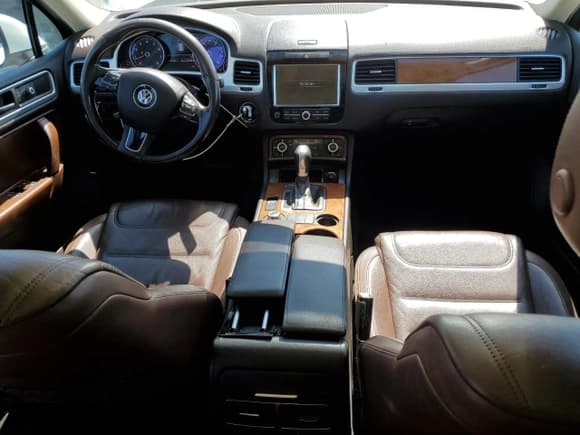 ✅ 2013 Volkswagen Touareg Lux • VIN: WVGEF9BP9DD001404 • Lot: 66859855. Listed on Copart with 121,687 mi. Free auction sales archive from the USA and detailed vehicle history report at DreamBid. Image 8.