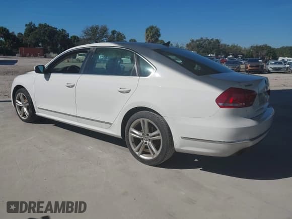 ✅ 2015 Volkswagen Passat SE • VIN: 1VWBS7A31FC075556 • Лот: 43933180. Опубликован ранее на IAAI с пробегом 131 543 миль. Бесплатный доступ к архиву аукционных продаж из США и подробный отчёт об истории автомобиля на DreamBid. Изображение 3.