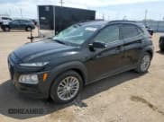 ✅ 2018 Hyundai Kona SEL • VIN: KM8K2CAAXJU163966 • Лот: 66151594. Опубликован ранее на Copart с пробегом 53 155 миль. Бесплатный доступ к архиву аукционных продаж из США и подробный отчёт об истории автомобиля на DreamBid. Изображение 1.