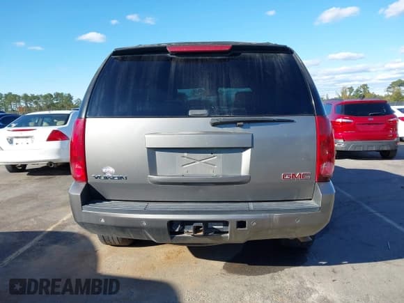 ✅ 2007 GMC Yukon SLE • VIN: 1GKFC13J77R240247 • Lot: 43642049. Wystawiony na IAAI z przebiegiem 220 267 mil. Bezpłatny archiwum sprzedaży aukcyjnych z USA i szczegółowy raport historii pojazdu na DreamBid. Zdjęcie 17.
