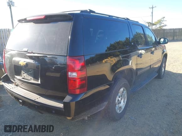 ✅ 2013 Chevrolet Suburban LT • VIN: 1GNSKJE78DR173059 • Lot: 43699809. Wystawiony na IAAI z przebiegiem 225 390 mil. Bezpłatny archiwum sprzedaży aukcyjnych z USA i szczegółowy raport historii pojazdu na DreamBid. Zdjęcie 4.