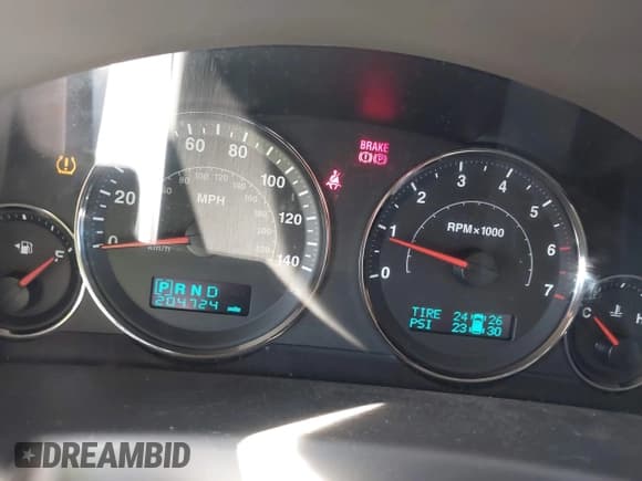 ✅ 2006 Jeep Commander Limited • VIN: 1J8HG58266C198570 • Lot: 42997942. Wystawiony na IAAI z przebiegiem 204 724 mil. Bezpłatny archiwum sprzedaży aukcyjnych z USA i szczegółowy raport historii pojazdu na DreamBid. Zdjęcie 7.