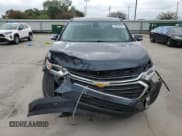 ✅ 2021 Chevrolet Traverse LT Cloth • VIN: 1GNEVMKW6MJ160374 • Lot: 70239224. Wystawiony na Copart z przebiegiem 48 756 mil. Bezpłatny archiwum sprzedaży aukcyjnych z USA i szczegółowy raport historii pojazdu na DreamBid. Zdjęcie 5.