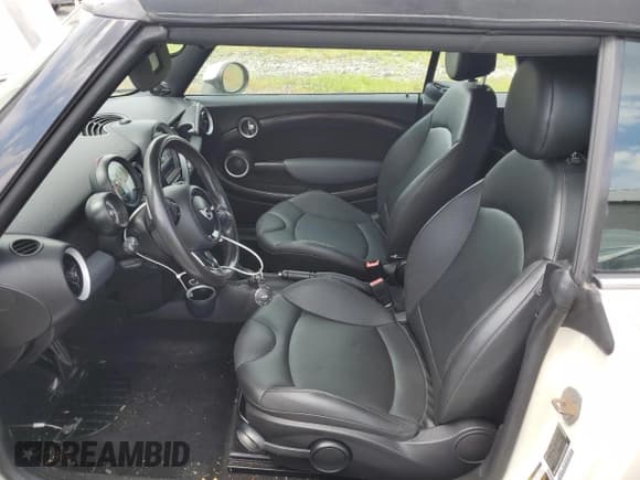 ✅ 2012 MINI Convertible S • VIN: WMWZP3C5XCT250227 • Lot: 68449005. Wystawiony na Copart z przebiegiem 123 475 mil. Bezpłatny archiwum sprzedaży aukcyjnych z USA i szczegółowy raport historii pojazdu na DreamBid. Zdjęcie 7.