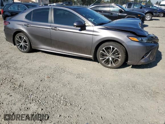 2019 Toyota Camry LE z VIN 4T1B11HK6KU735056, wystawiony jako Copart lot #82243775 z przebiegiem 111 013 mil mil oraz Szkoda całkowita • Salvage title. Historia ofert i sprzedaży dostępna na DreamBid. Obrazek 4.