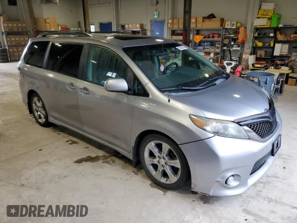 ✅ 2011 Toyota Sienna SE • VIN: 5TDXK3DCXBS034056 • Lot: 69281845. Listed on Copart with 267,390 mi. Free auction sales archive from the USA and detailed vehicle history report at DreamBid. Image 4.
