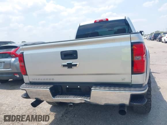 2015 Chevrolet Silverado 1500 LT z VIN 1GCUKREC7FF202620, wystawiony jako IAAI lot #43074699 z przebiegiem Nie podano mil oraz . Historia ofert i sprzedaży dostępna na DreamBid. Obrazek 16.